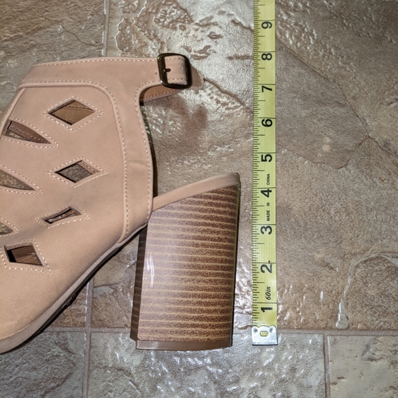 QUPID HEEL STRAP SANDALS Tan Size 8 - Picture 9 of 10